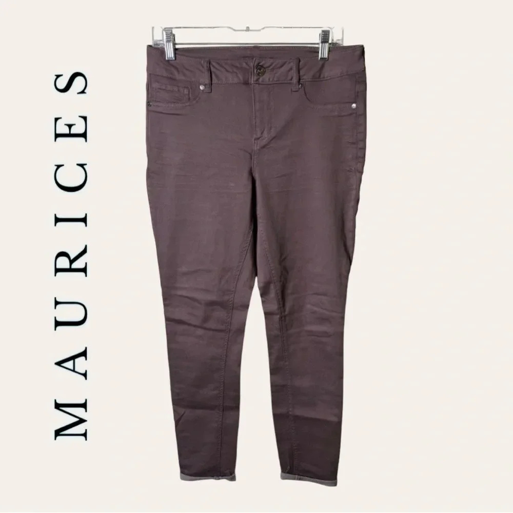 0835. MAURICES DENIM JEGGINGS SIZE MEDIUM CUFFED SKINNY STYLE PLUM IN COLOR‎